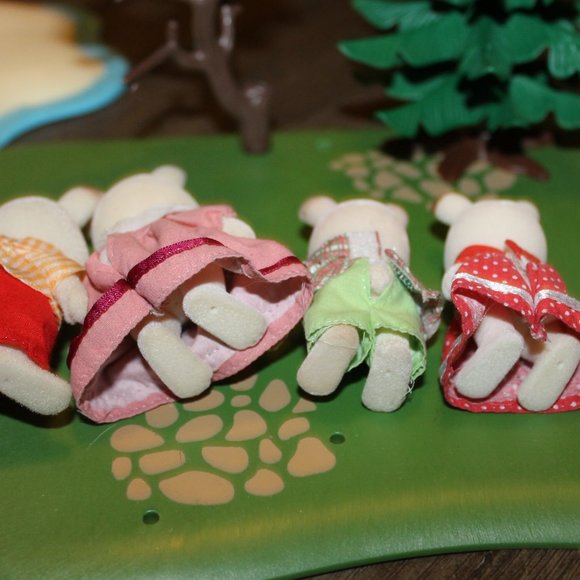 CALICO CRITTERS SYLVANIAN FAMILIES HOPSCOTCH RABBIT FAMILY DRESSED - Picture 5 of 5